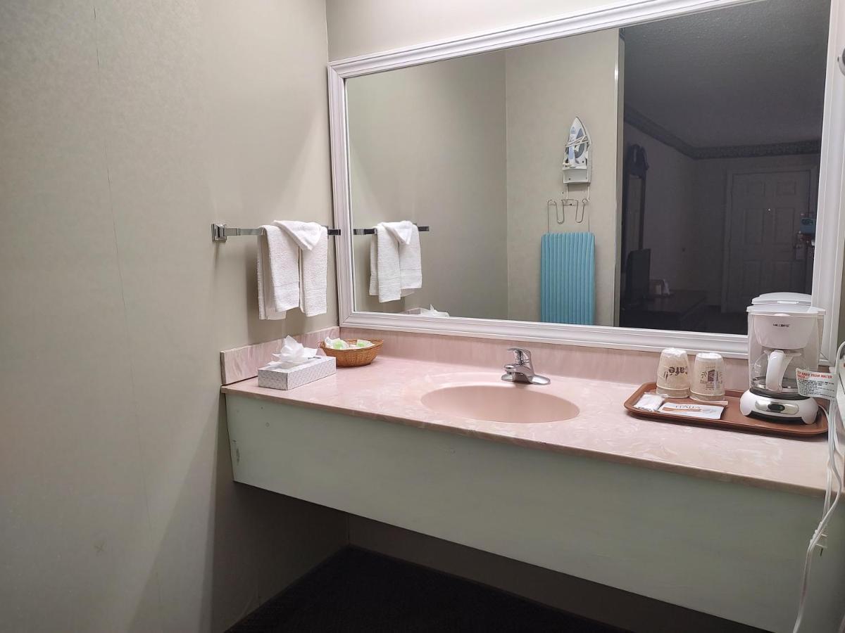 Hilltop Inn & Suites, Near Foxwoods Casino North Stonington Esterno foto