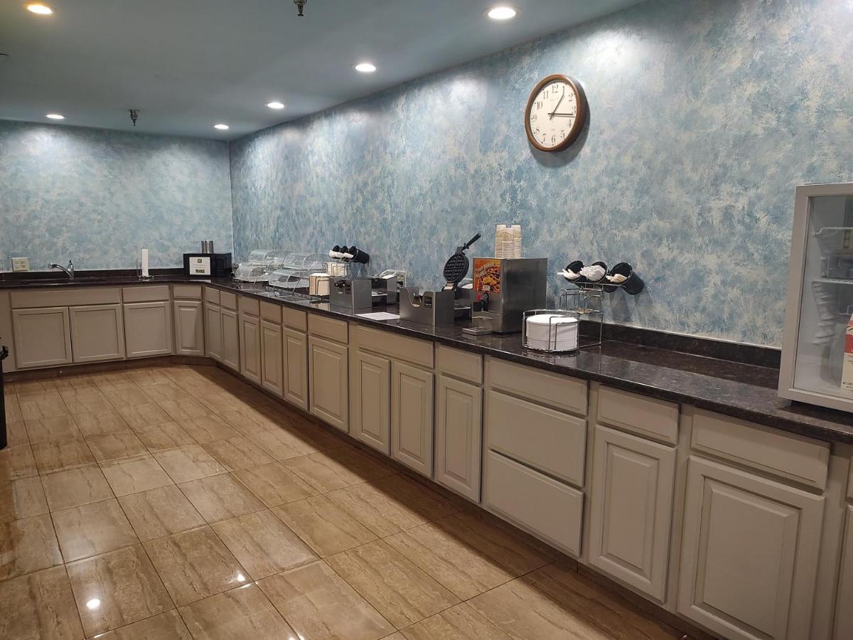 Hilltop Inn & Suites, Near Foxwoods Casino North Stonington Esterno foto