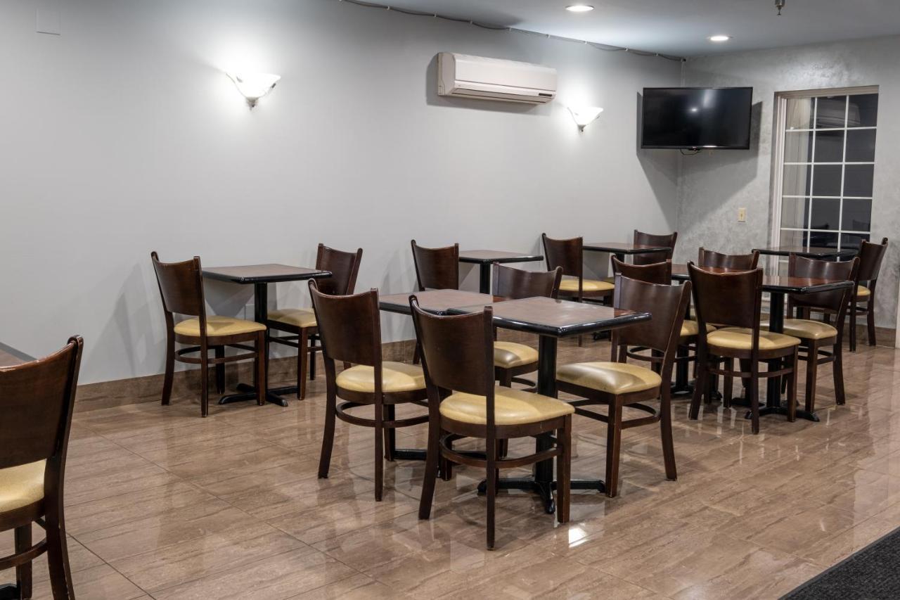 Hilltop Inn & Suites, Near Foxwoods Casino North Stonington Esterno foto