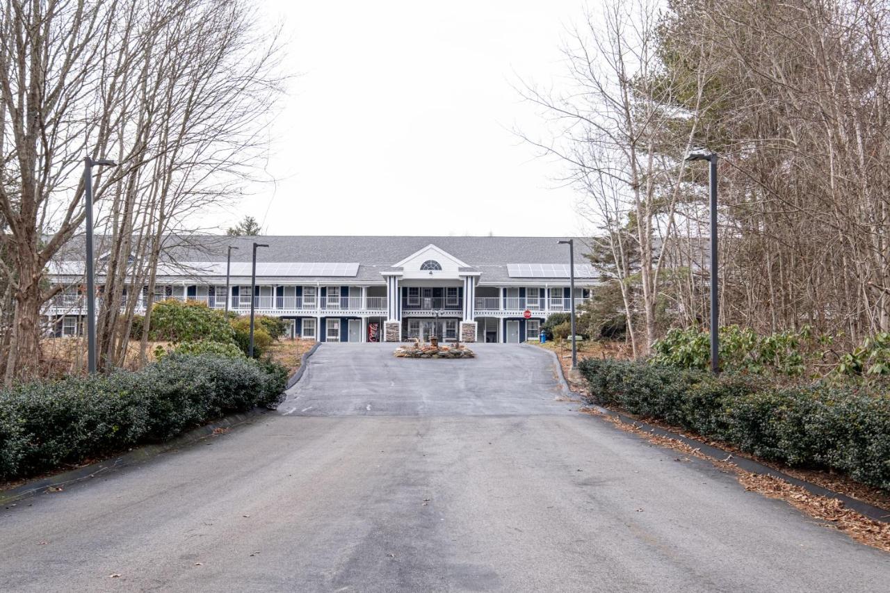 Hilltop Inn & Suites, Near Foxwoods Casino North Stonington Esterno foto