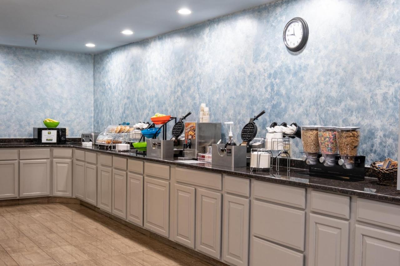 Hilltop Inn & Suites, Near Foxwoods Casino North Stonington Esterno foto
