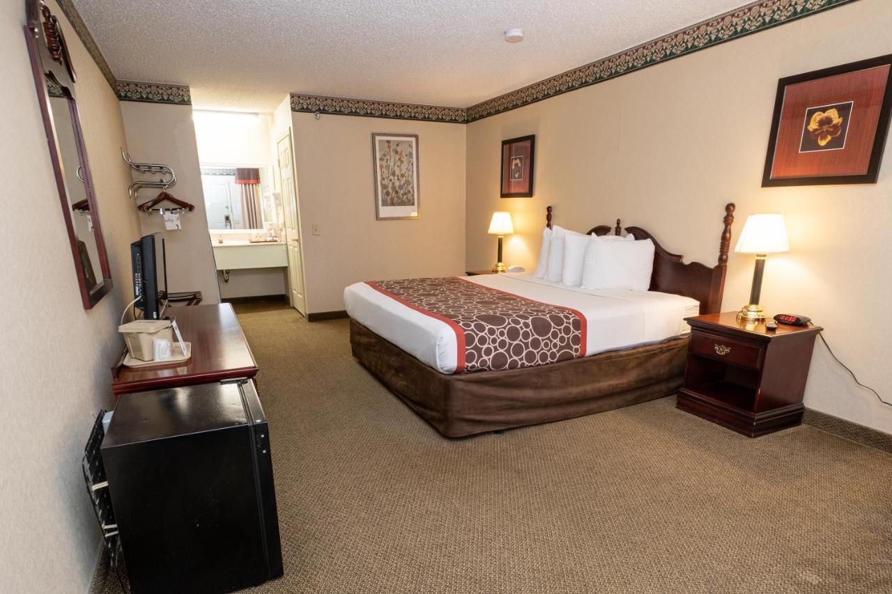 Hilltop Inn & Suites, Near Foxwoods Casino North Stonington Esterno foto