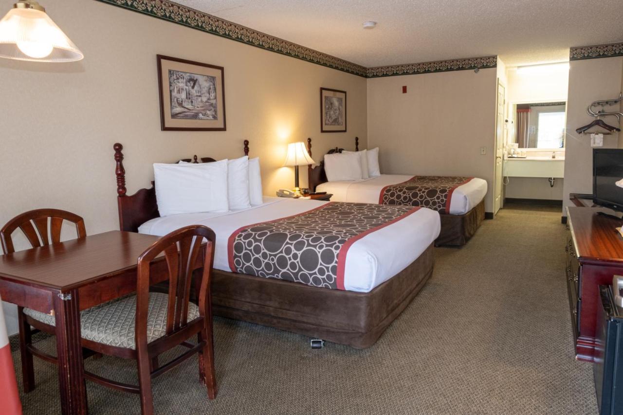 Hilltop Inn & Suites, Near Foxwoods Casino North Stonington Esterno foto