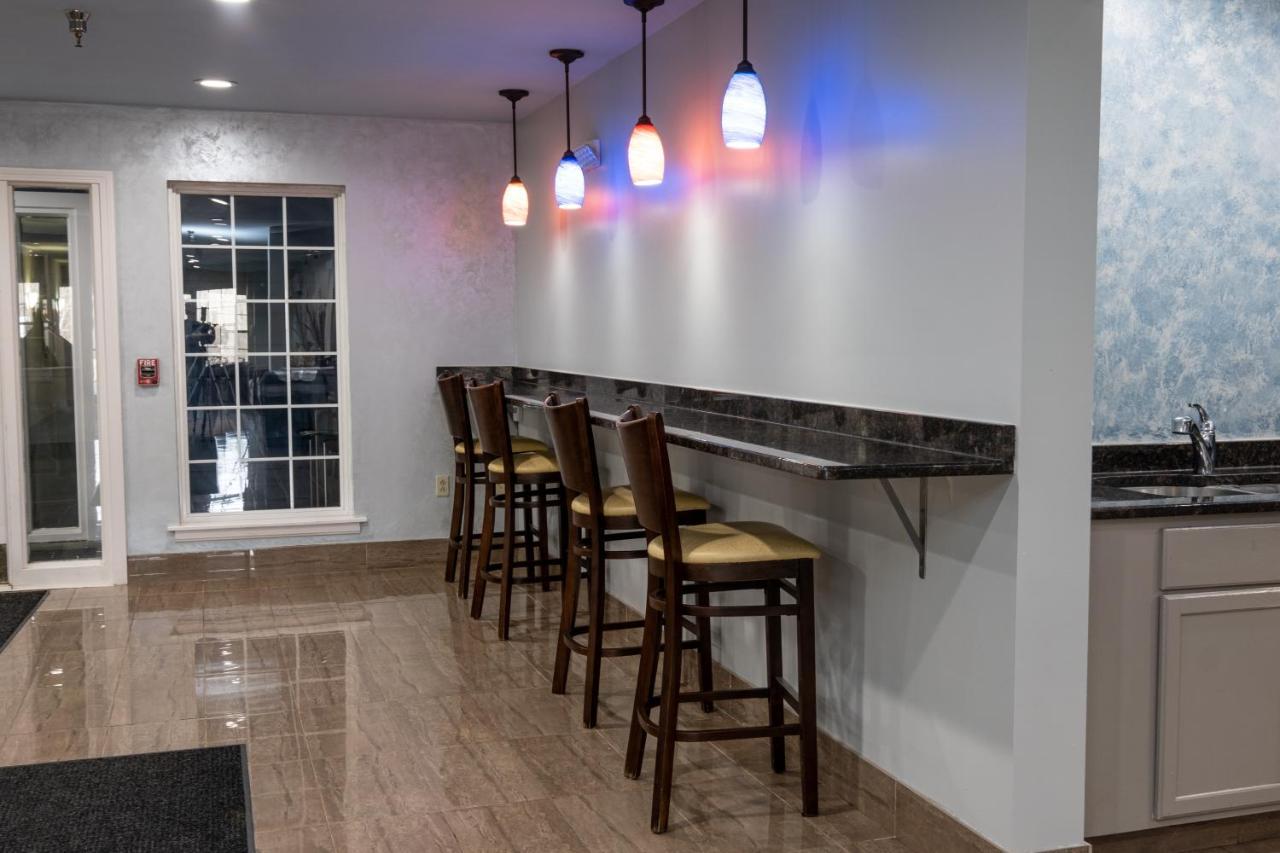 Hilltop Inn & Suites, Near Foxwoods Casino North Stonington Esterno foto