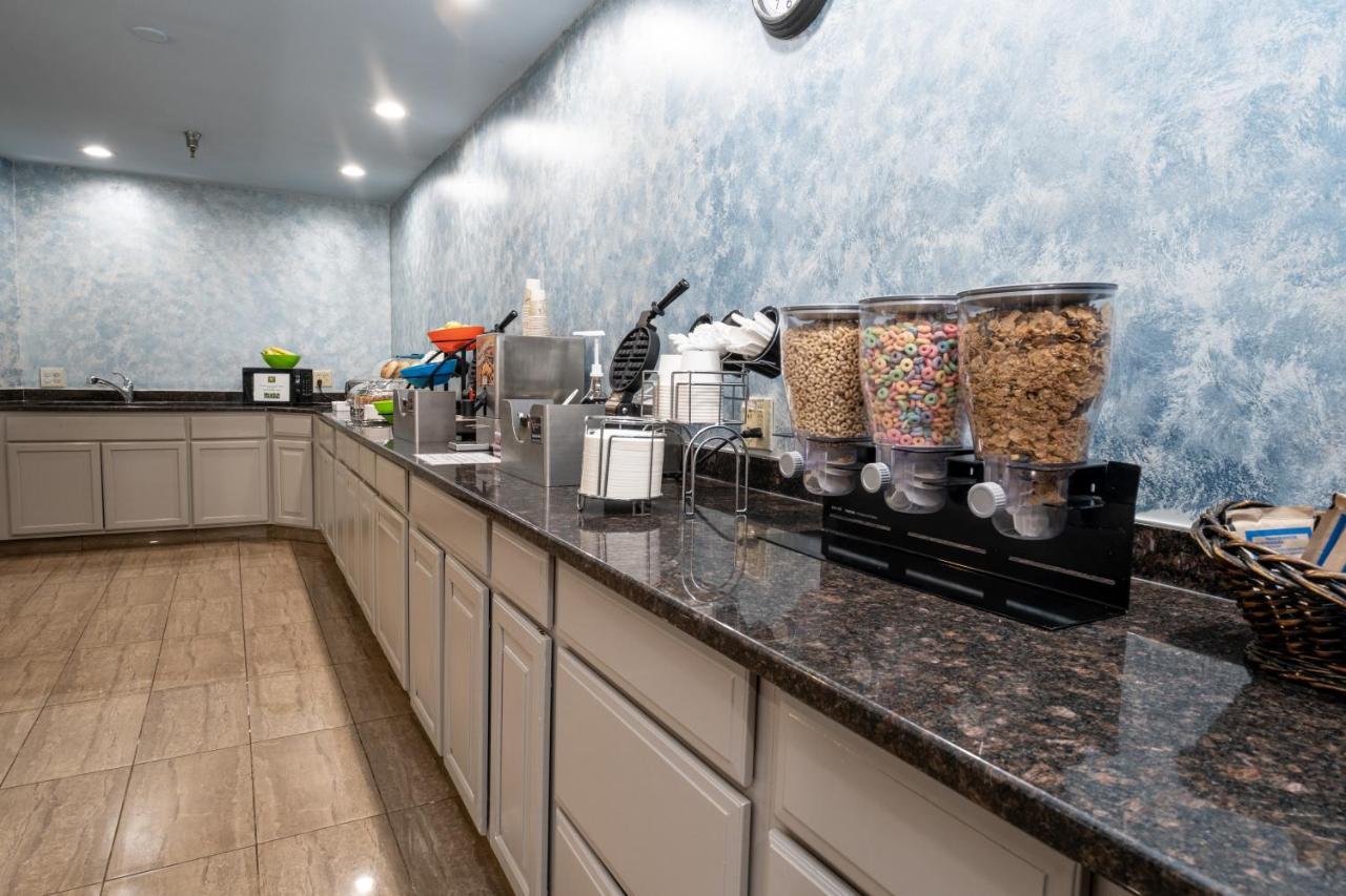 Hilltop Inn & Suites, Near Foxwoods Casino North Stonington Esterno foto