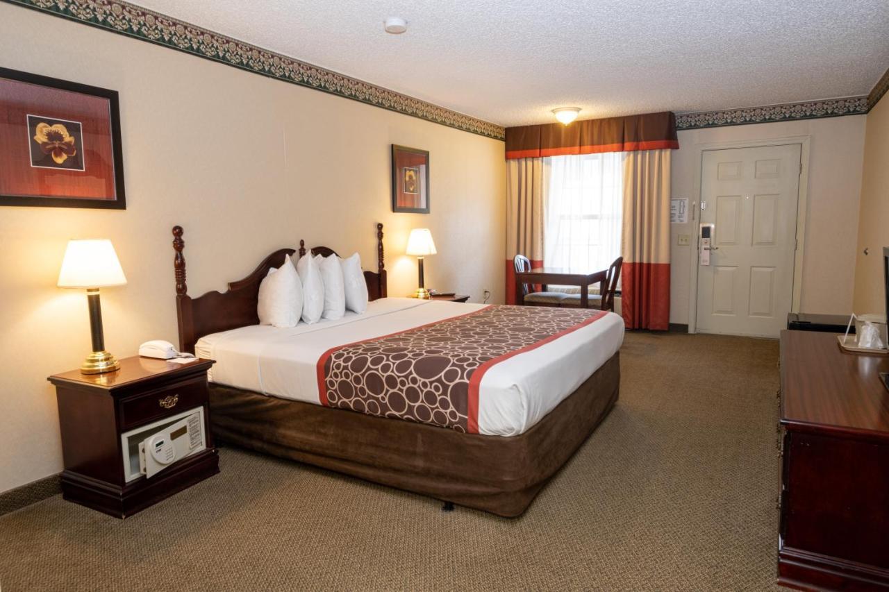 Hilltop Inn & Suites, Near Foxwoods Casino North Stonington Esterno foto