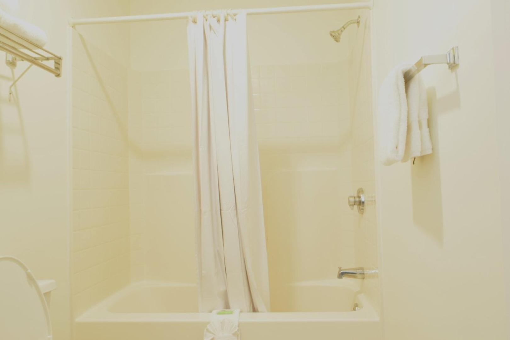 Hilltop Inn & Suites, Near Foxwoods Casino North Stonington Esterno foto